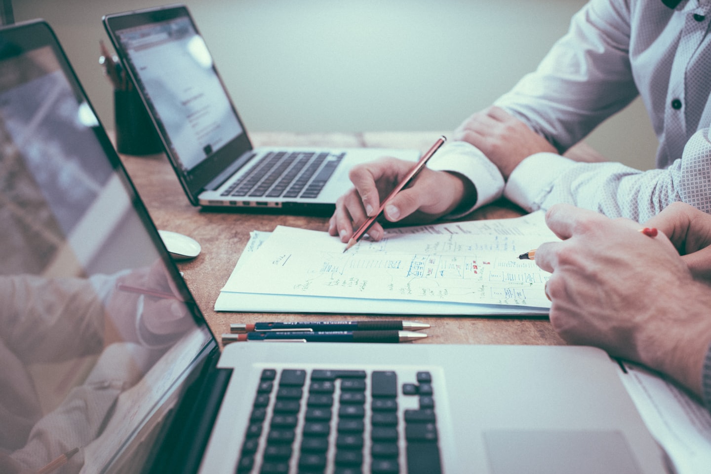 Professionisti che esaminano documenti e dati su un portatile